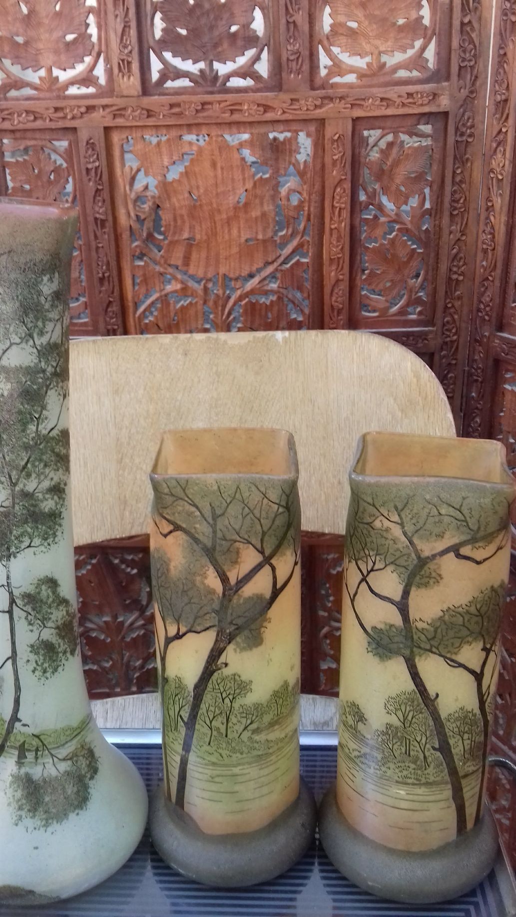 Vases verrerie avec paravent bois