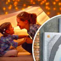 Maman avec son enfant sous une tente étoilée et visuel d'une plaque d'isolation des murs par l'extérieur