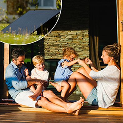 Famille dehors avec visuel d'un panneau photovoltaïque