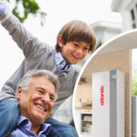 Grand-père avec son petit-fils et visuel d'une pompe à chaleur