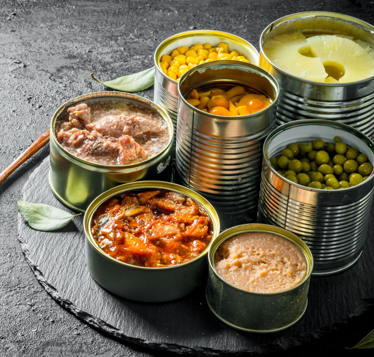 Boîtes de conserve ouvertes, comprenant des légumes, des fruits, de la viande et des ragoûts