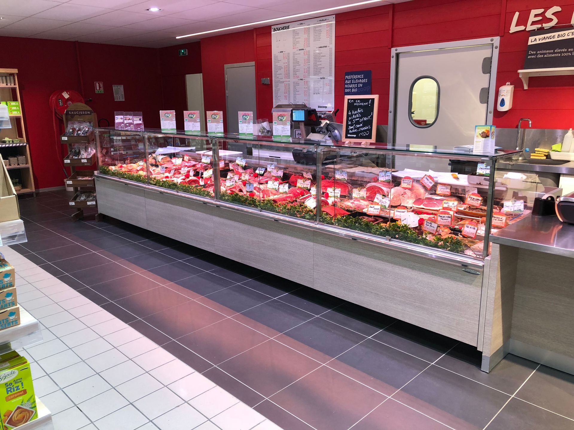 Une cuisine orange et grise.