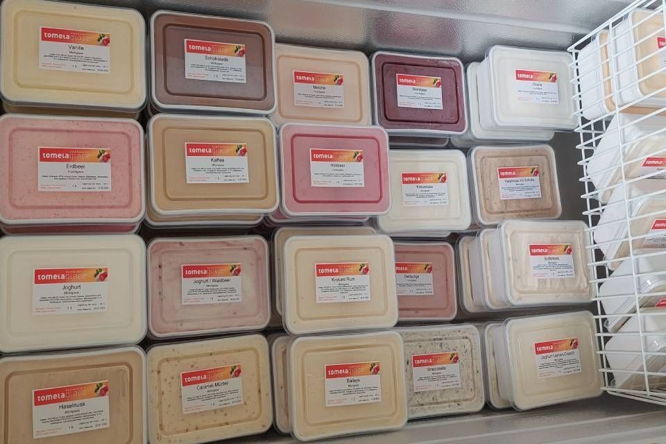 Ein Gefrierschrank für Eiscreme der Firma tomela glace