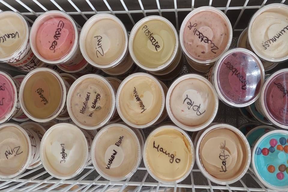 Ein Gefrierschrank für Eiscreme der Firma tomela glace