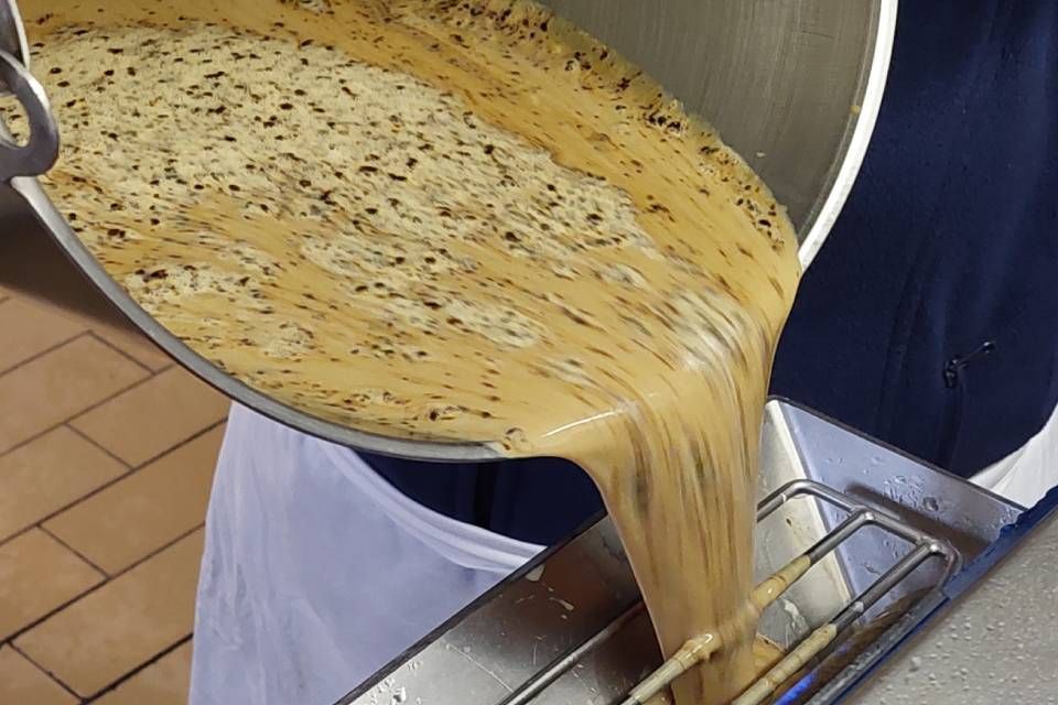 Manuela Ehrbar füllt Ihr beliebtes Erdbeer Sorbet ab