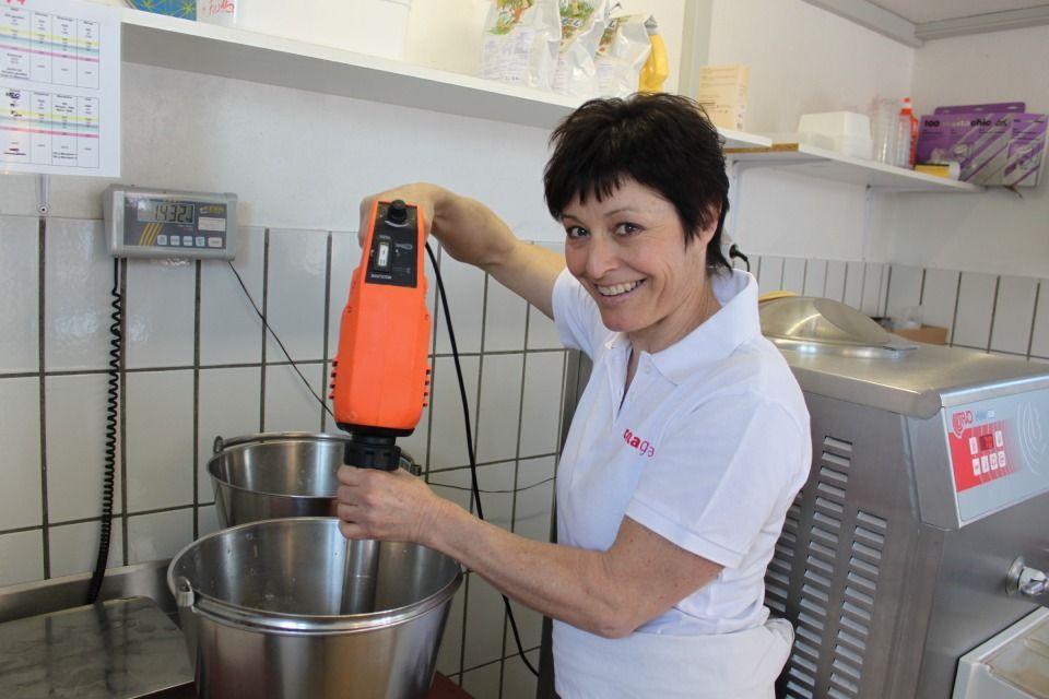 Manuela Ehrbar von tomela glace bei der Herstellung von Speiseeis