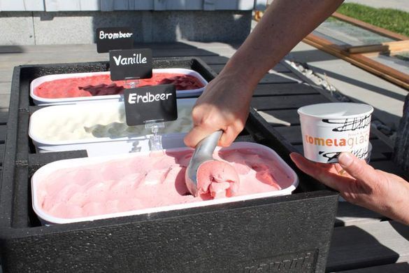 Erdbeer-, Vanille- und Brombeereis von tomela glace