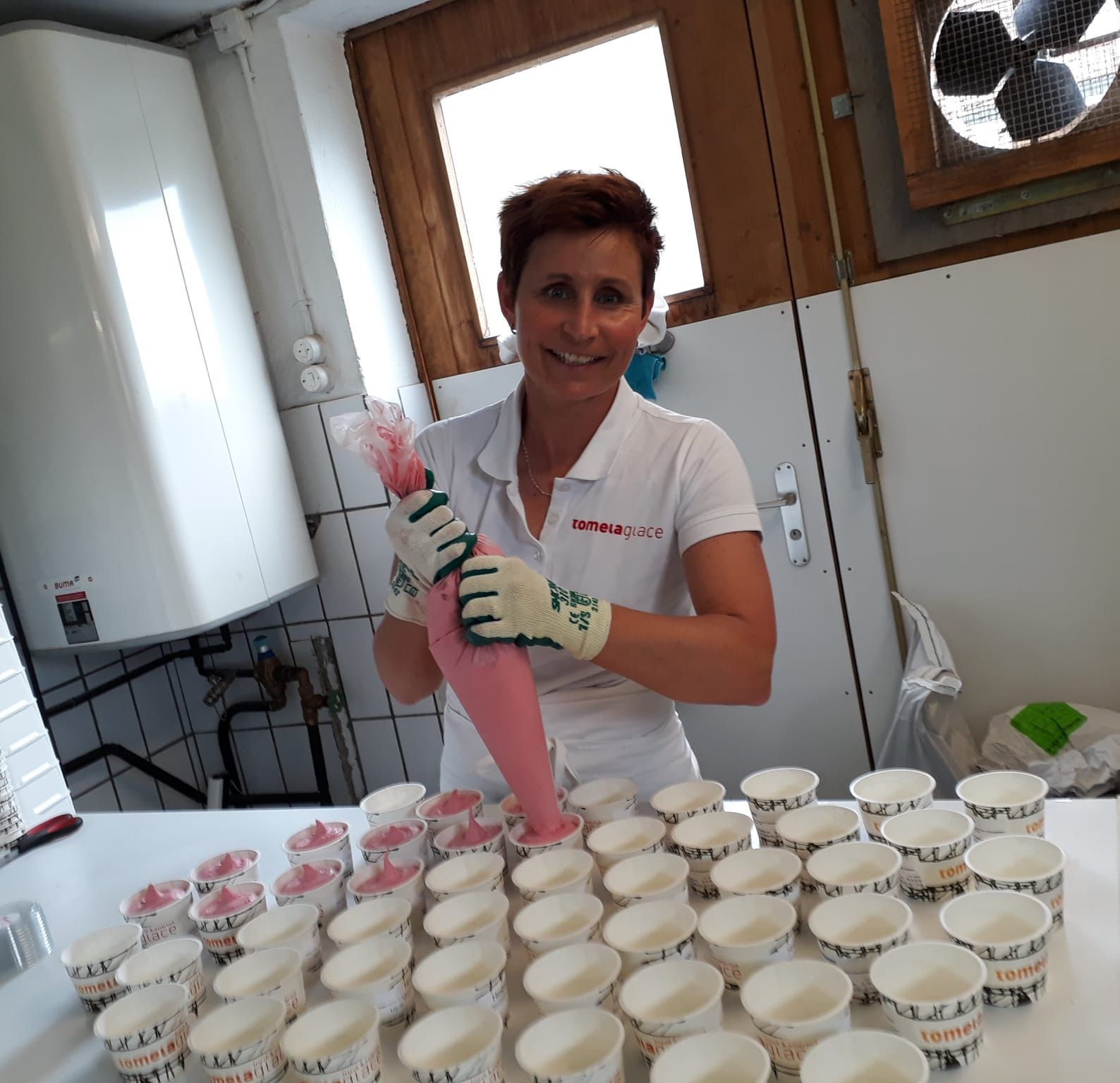 Manuela Ehrbar füllt Ihr beliebtes Erdbeer Sorbet ab