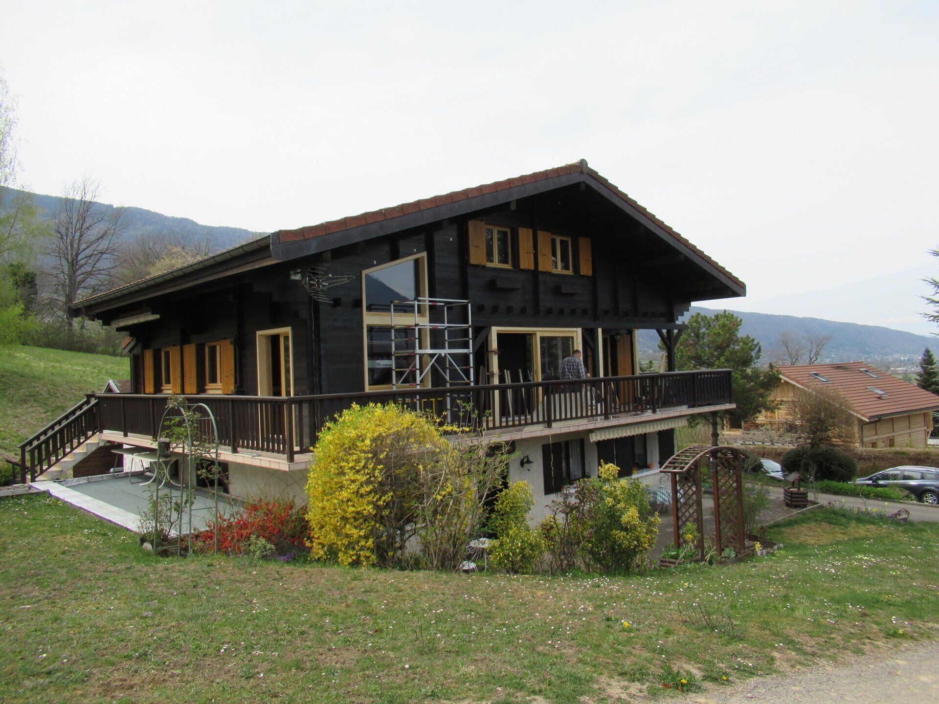 Rénovation complète d'un chalet en bois noir