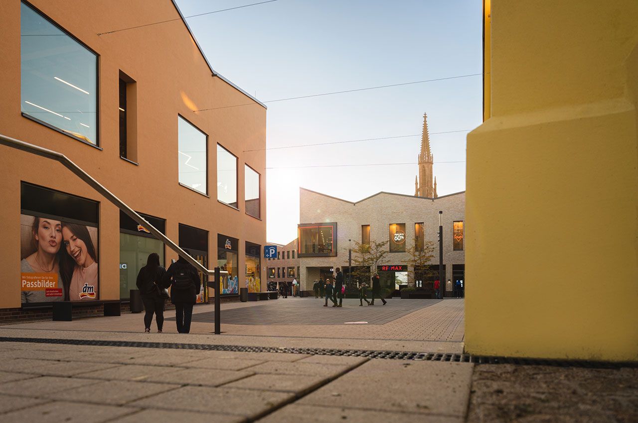 eine Gruppe von Menschen , die in einer Stadt spazieren gehen .