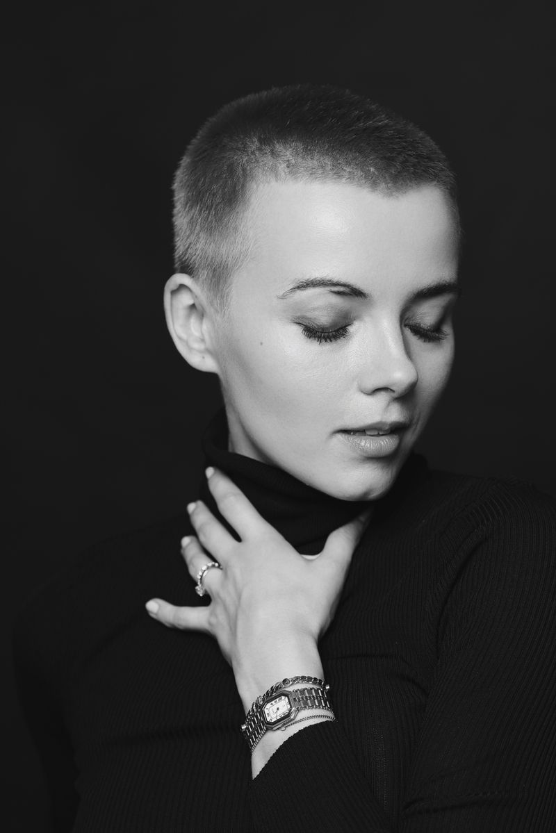 Ein Schwarzweißfoto einer Frau mit sehr kurzen Haaren.