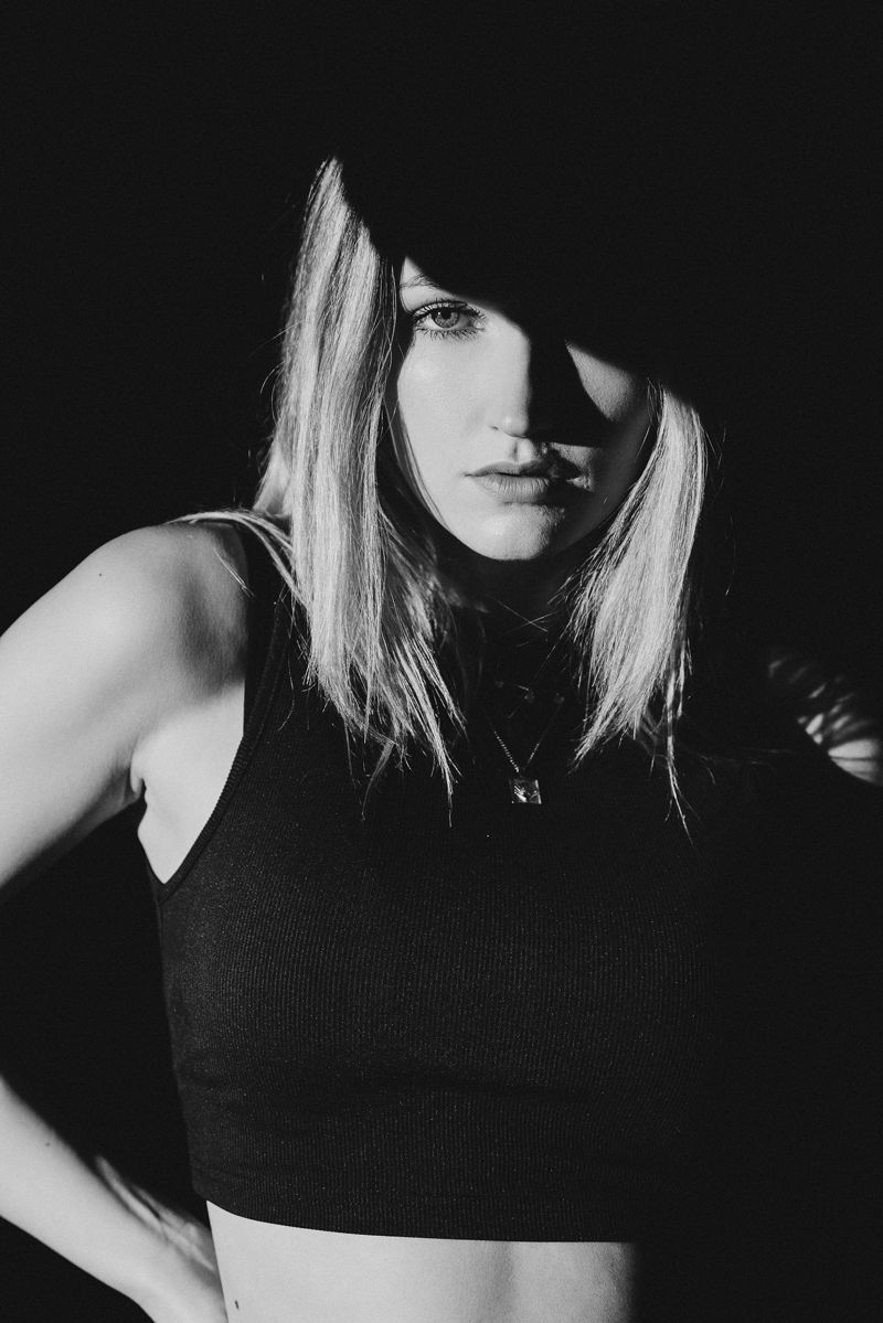 Ein Schwarzweißfoto einer Frau in einem bauchfreien Top