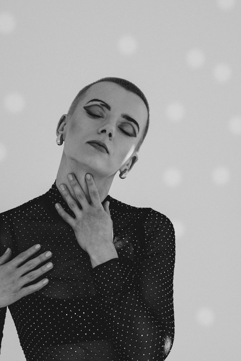 Ein Schwarzweißfoto einer Frau mit geschlossenen Augen