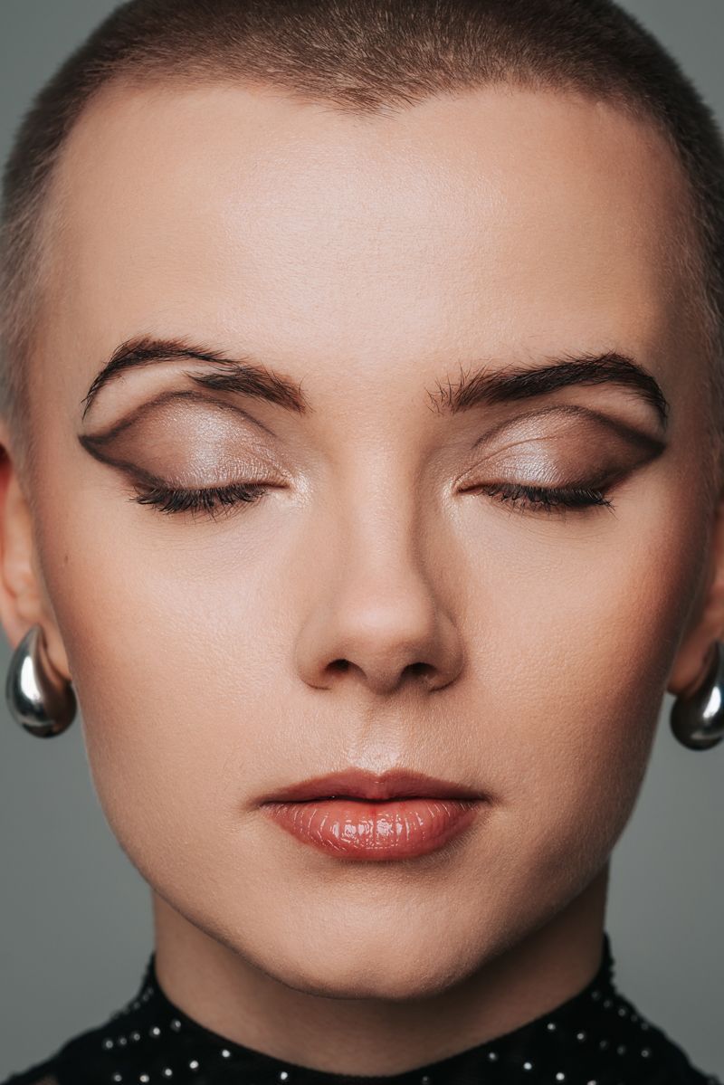 Eine Nahaufnahme des Gesichts einer Frau mit geschlossenen Augen.