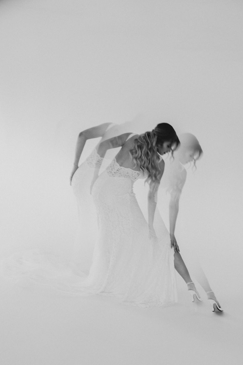 Ein Schwarzweißfoto von Braut und Bräutigam im Hochzeitskleid.