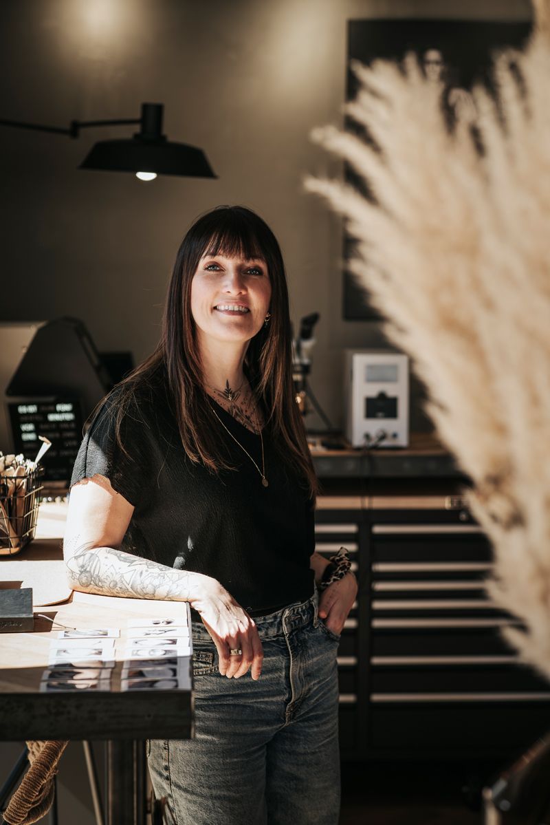 Eine Frau steht in einem Zimmer vor einem Schreibtisch.