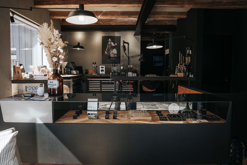 In der Mitte des Raumes steht eine Theke mit vielen Gegenständen darauf.