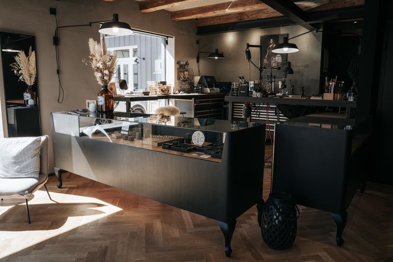 Ein Raum mit einer Vitrine in der Mitte.