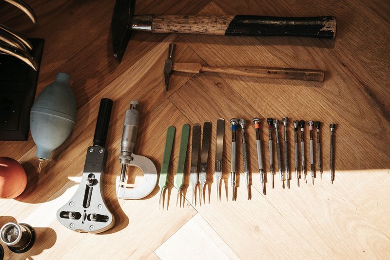 Ein Haufen Werkzeuge liegen auf einem Holztisch