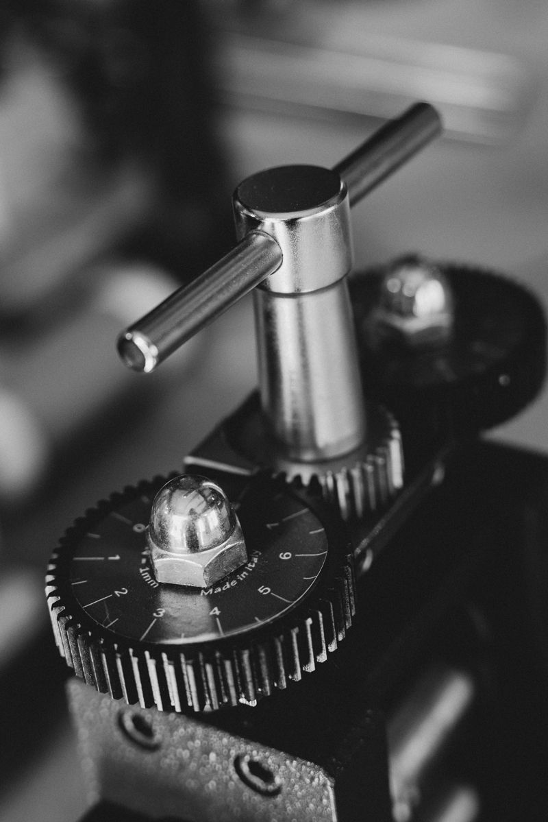 Ein Schwarzweißfoto eines Metallzahnrads mit einem Griff