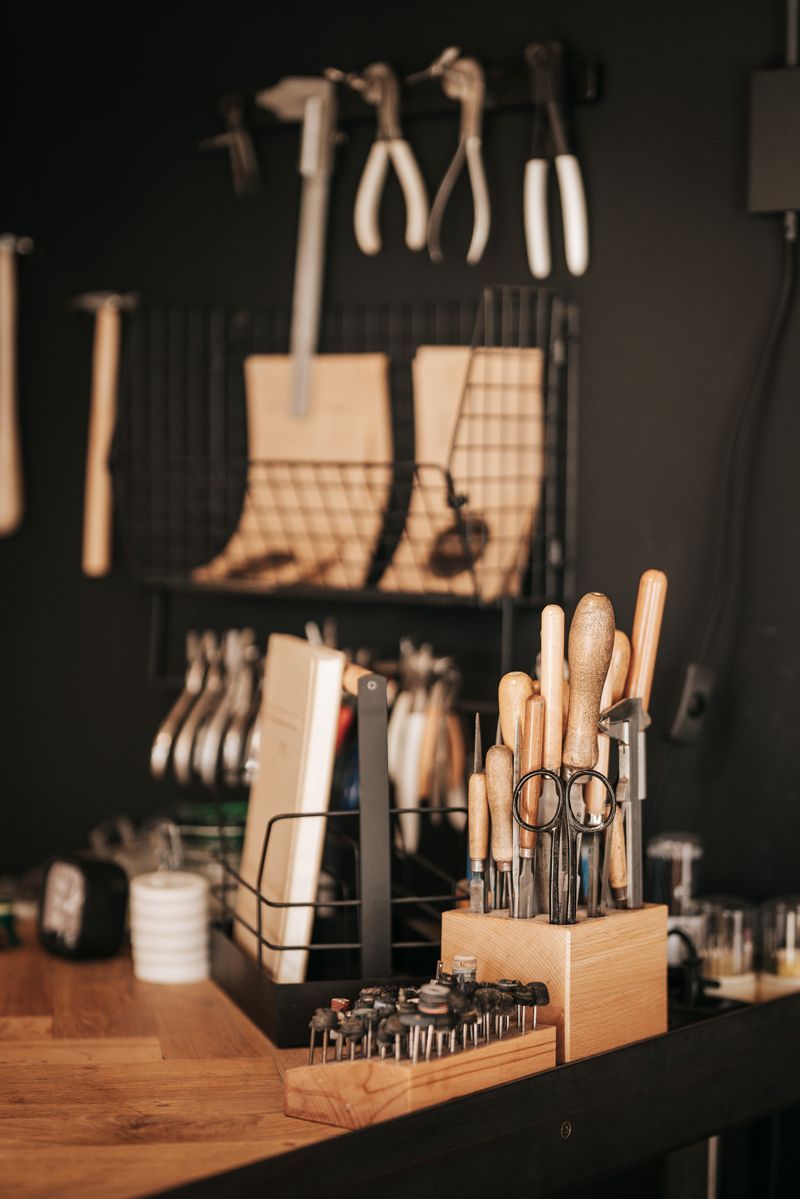 In einer Werkstatt hängt ein Haufen Werkzeuge an der Wand.