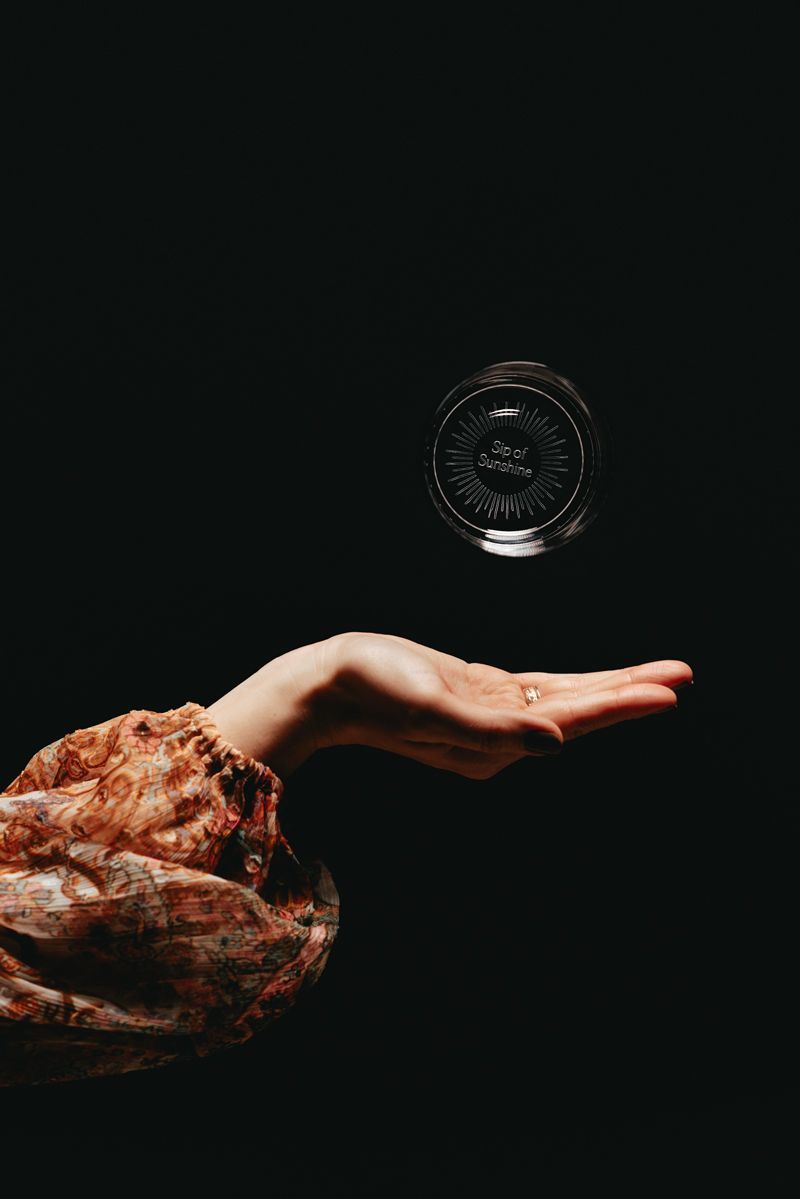 Eine Person hält eine Seifenblase in der Hand.