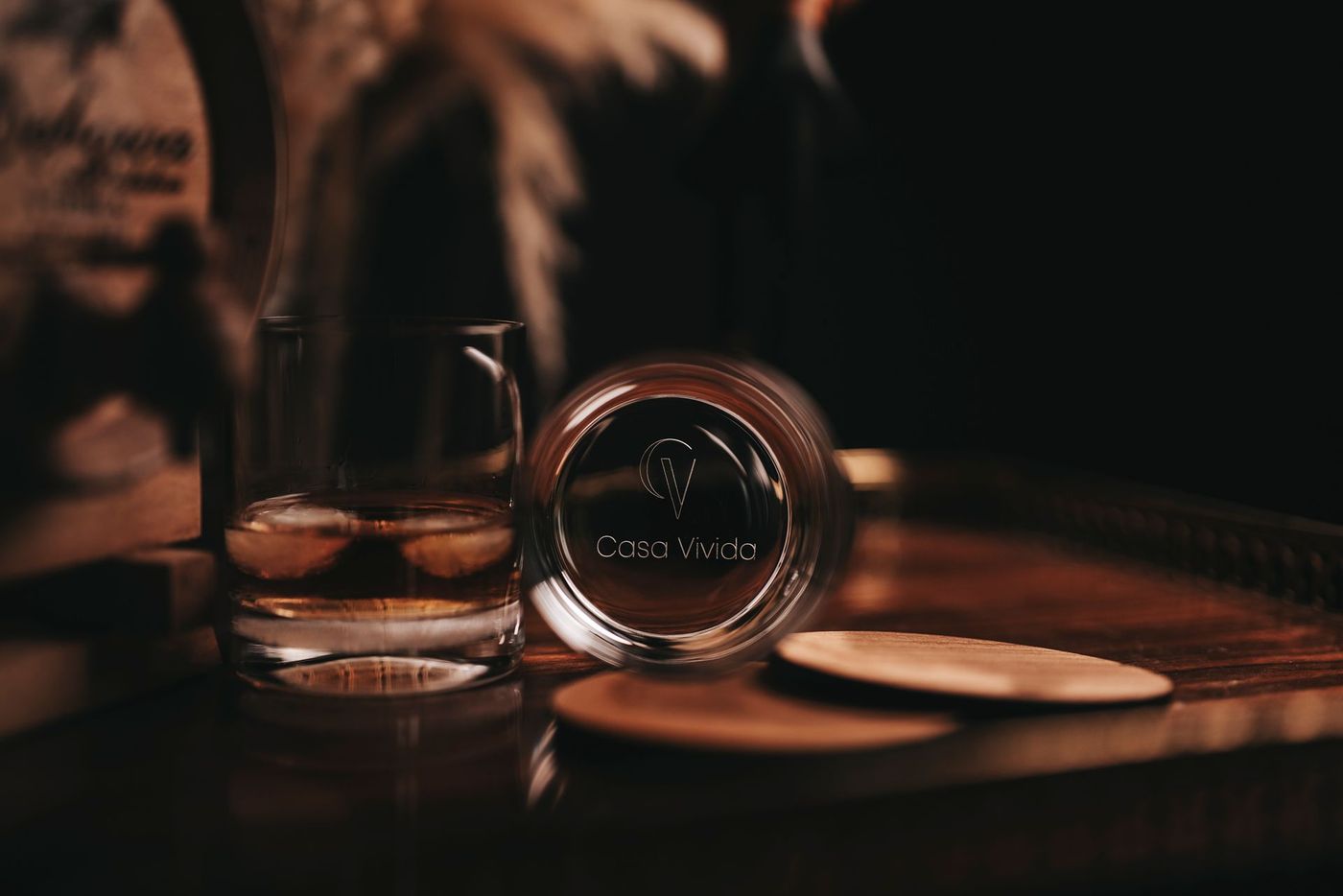 Auf einem Holztisch stehen zwei Gläser Whisky.