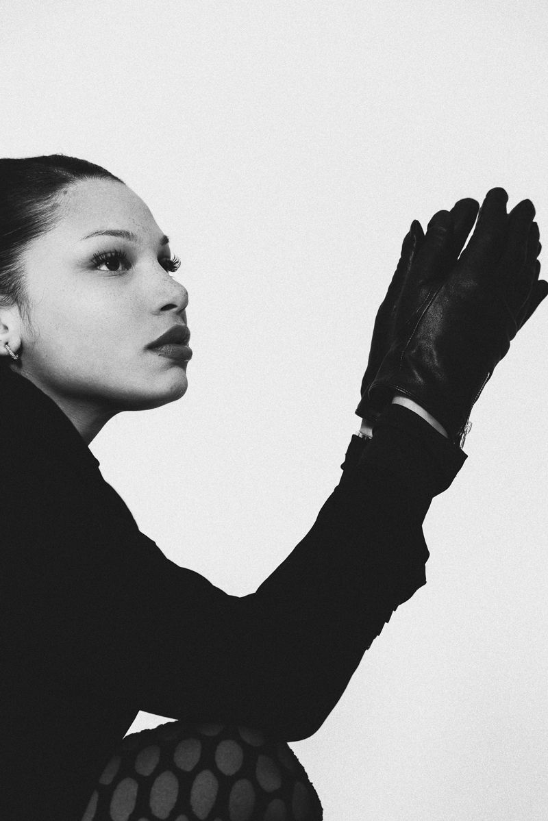 Ein Schwarzweißfoto einer Frau mit Lederhandschuhen
