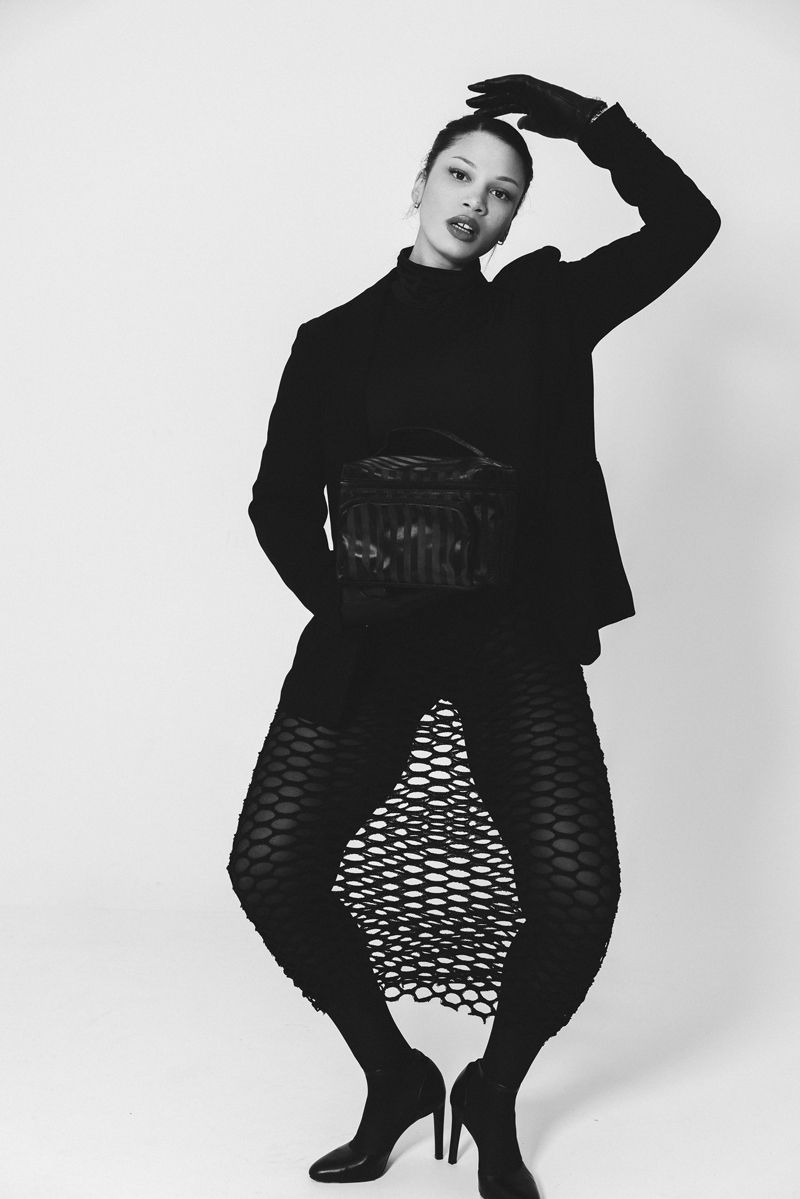 Ein Schwarzweißfoto einer Frau in einem schwarzen Anzug