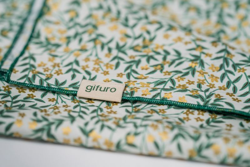 Eine Nahaufnahme eines Stücks Stoff mit einem Etikett darauf.