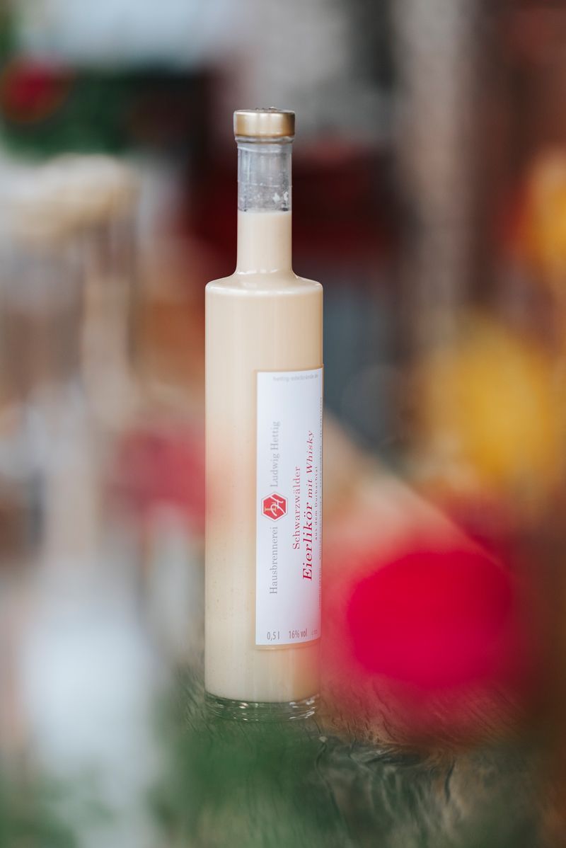 Auf einem Tisch steht eine Flasche mit Flüssigkeit.