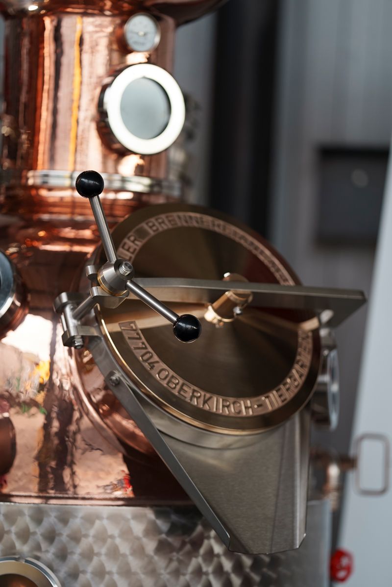 Eine Nahaufnahme einer Maschine aus Kupfer und Edelstahl, auf der „Edelstahl“ steht