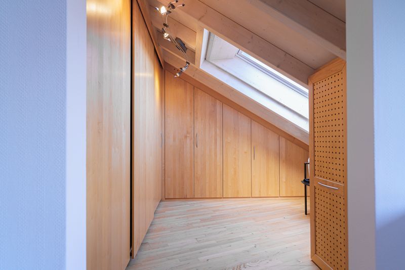 In der Decke des Zimmers befindet sich ein Oberlicht.