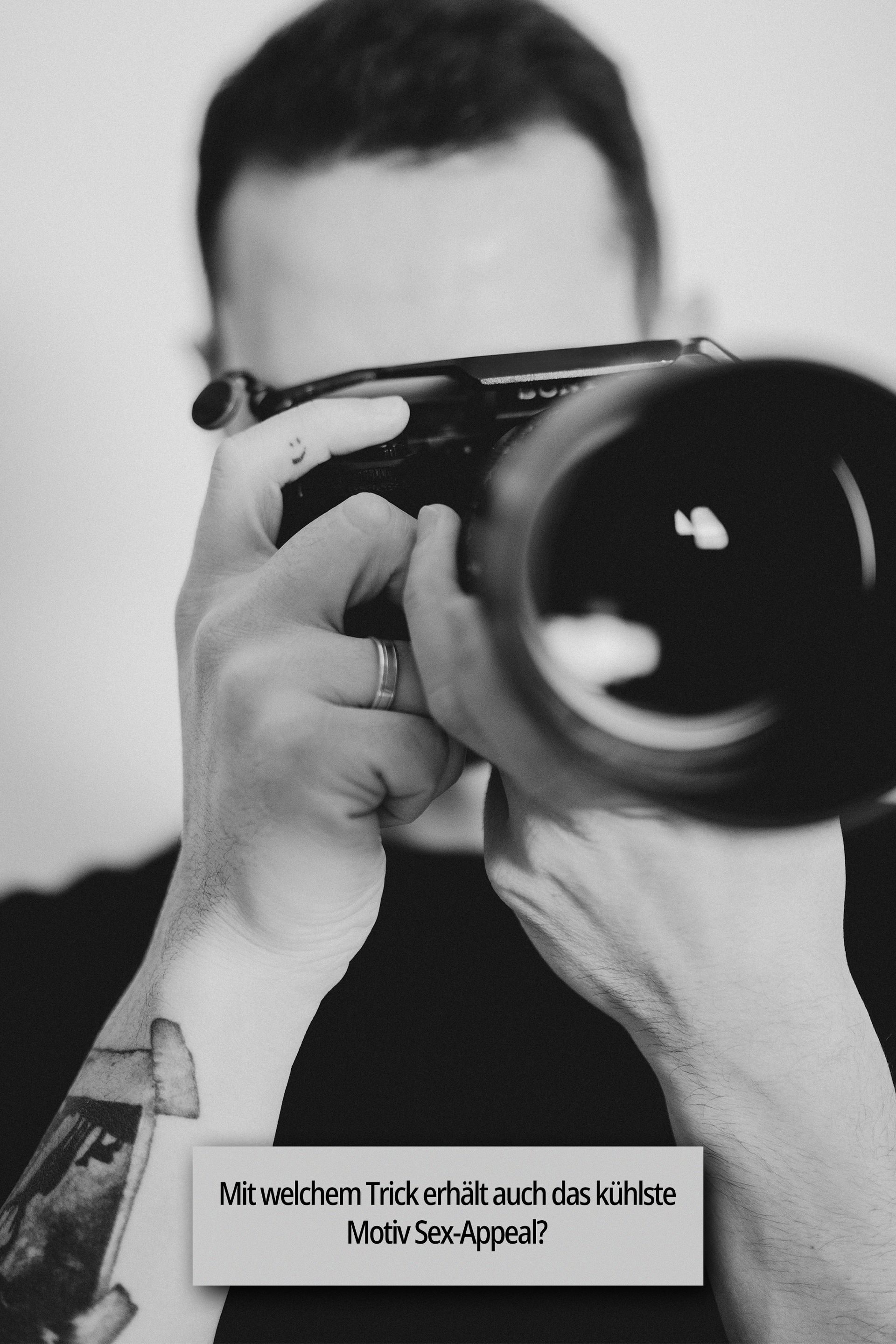 ein Mann nimmt ein Bild von sich selbst mit einer Polaroidkamera