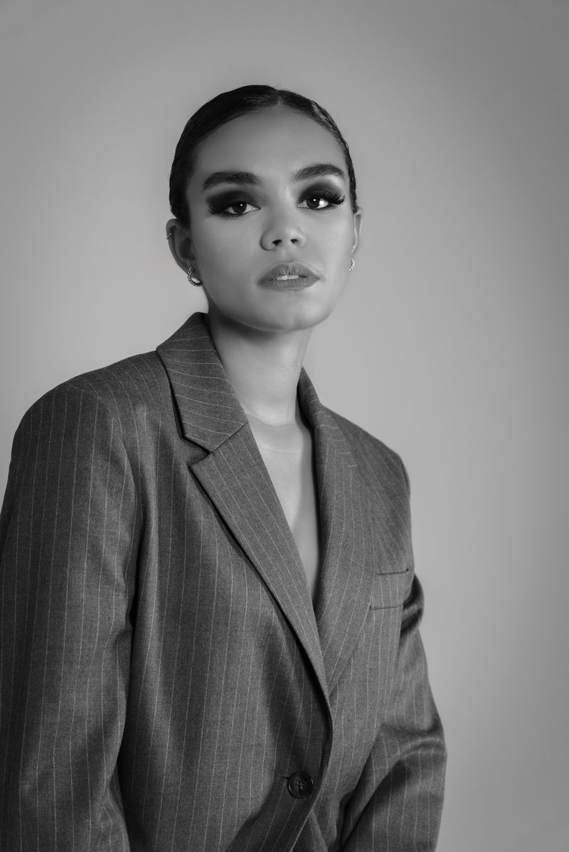 Ein Schwarzweißfoto einer Frau im Anzug.