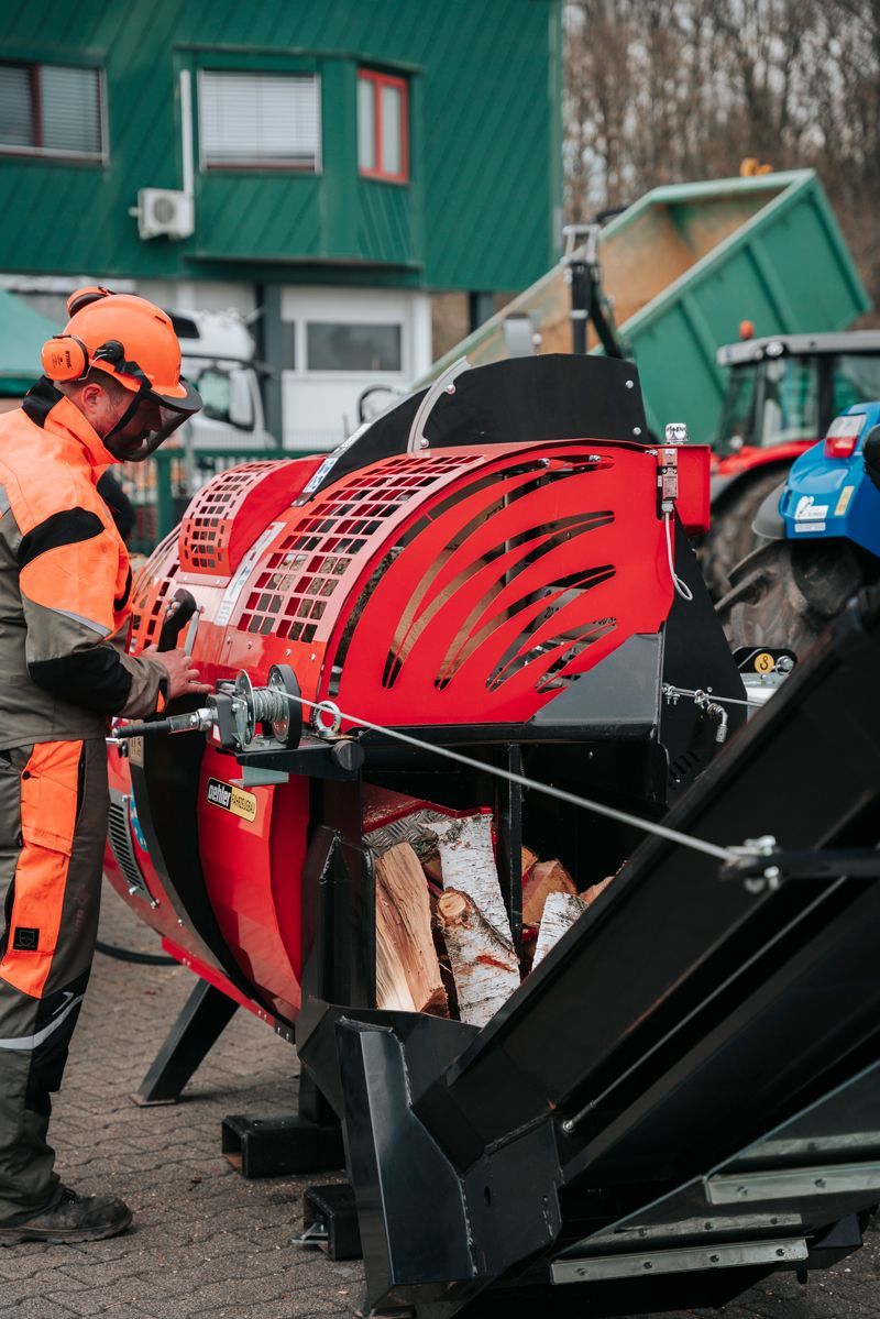 Ein Mann arbeitet an einer Maschine, die Holz schneidet.