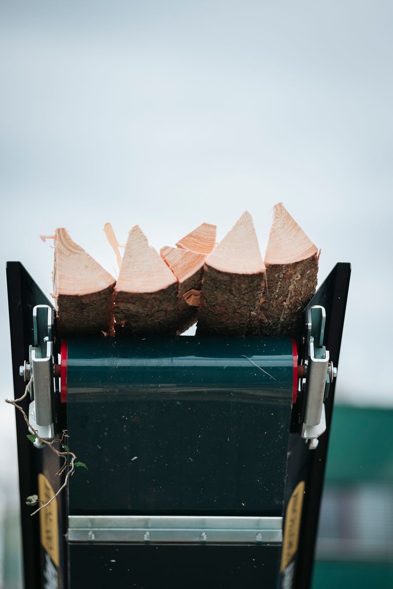 Ein mit Holzstücken gefülltes Förderband.
