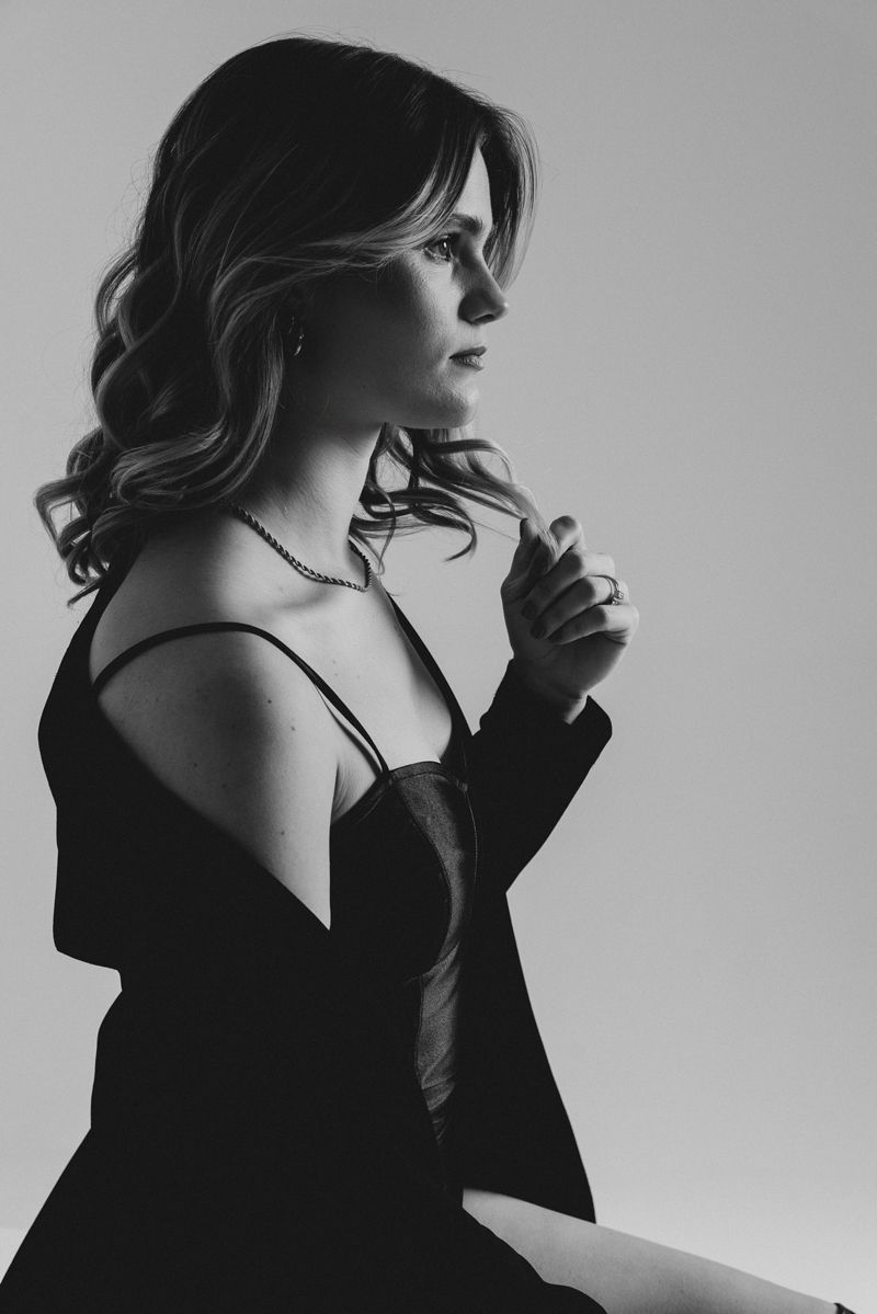 Ein Schwarzweißfoto einer Frau in einem schwarzen Kleid.