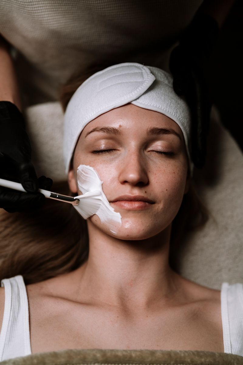 Eine Frau bekommt in einem Spa eine Gesichtsbehandlung.