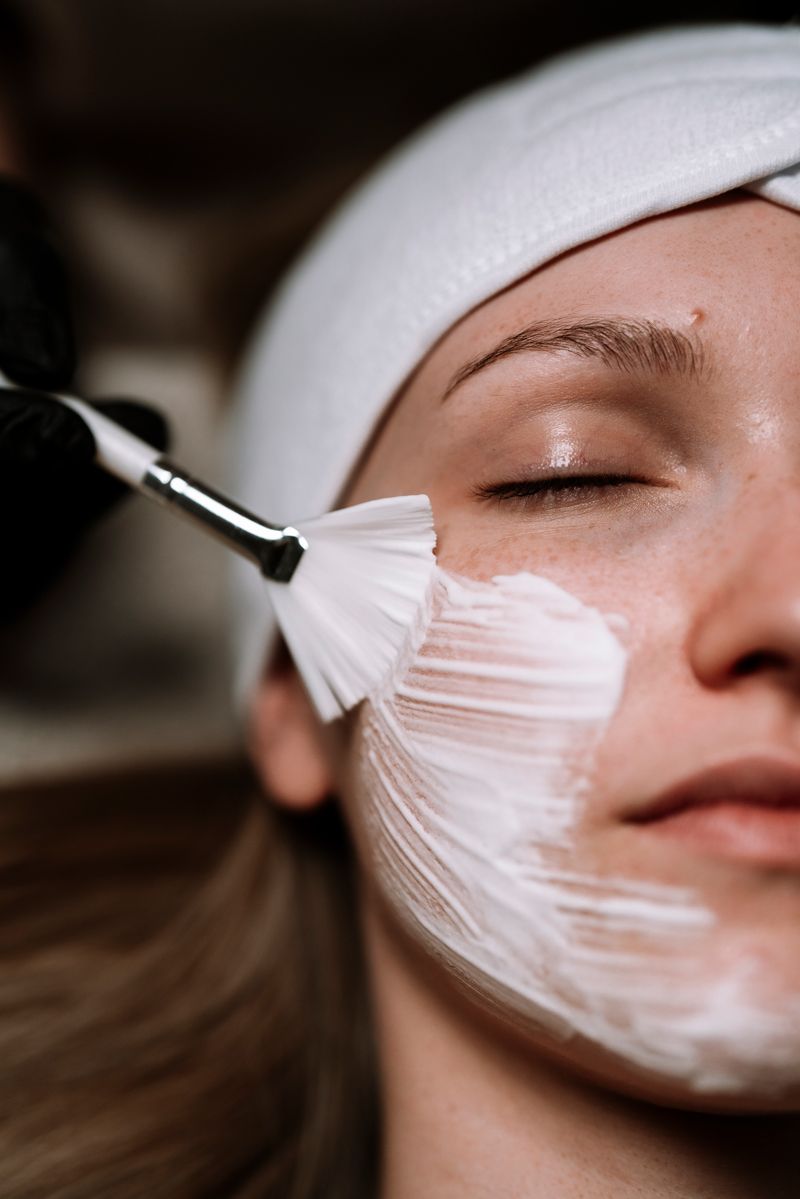 Eine Frau bekommt eine Gesichtsbehandlung mit einer Bürste im Gesicht.