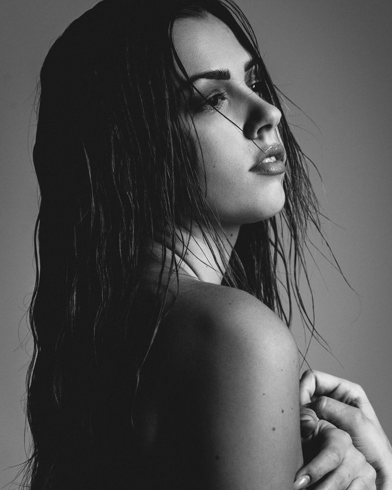 Ein Schwarzweißfoto einer Frau mit nassen Haaren