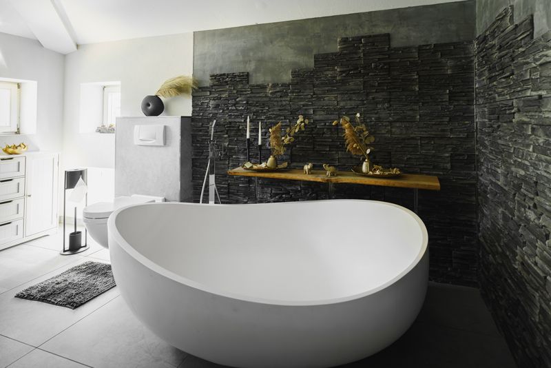 Ein Badezimmer mit einer großen weißen Badewanne und einer Toilette.