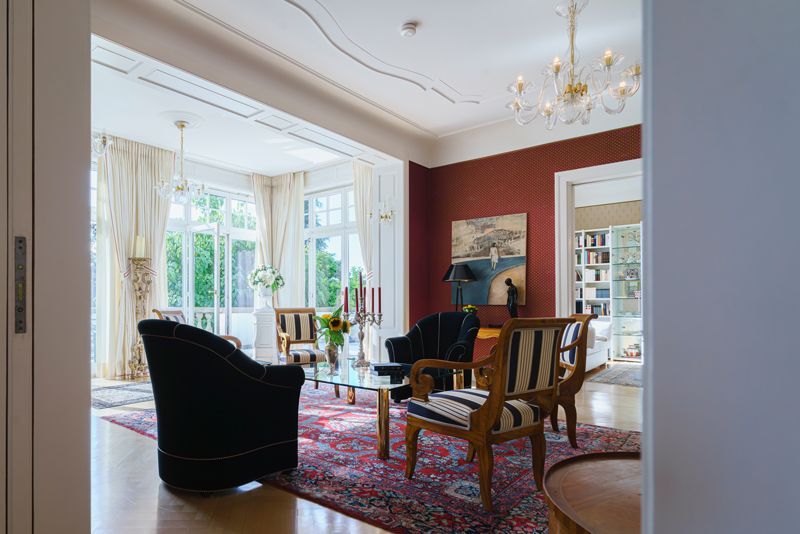 Ein Wohnzimmer voller Möbel und einem Kronleuchter.