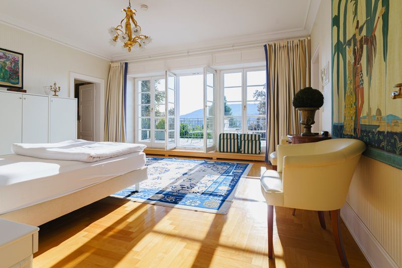 Ein Schlafzimmer mit zwei Betten, einem Schreibtisch und einem Stuhl.