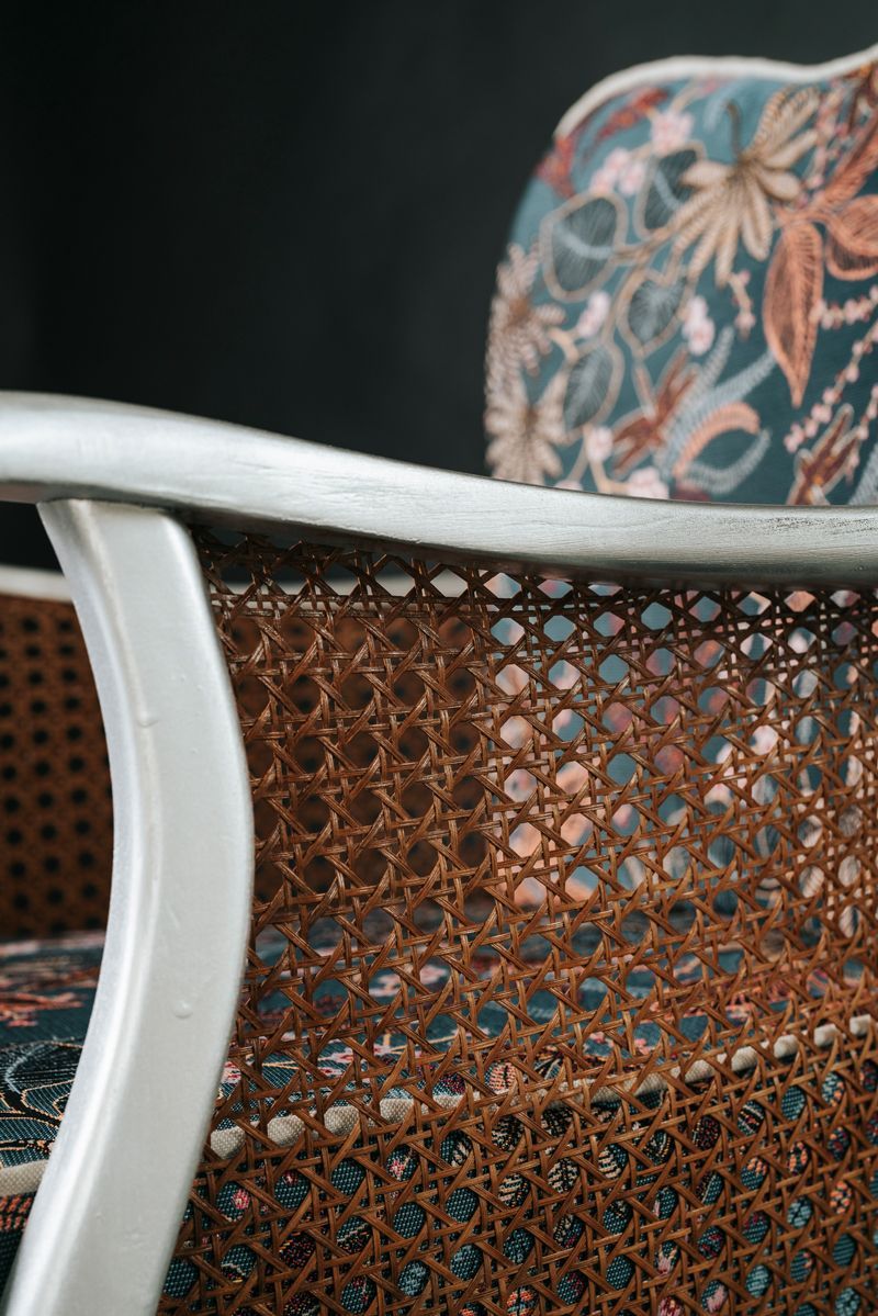 Eine Nahaufnahme der Rückenlehne eines Stuhls mit Korbsitz.