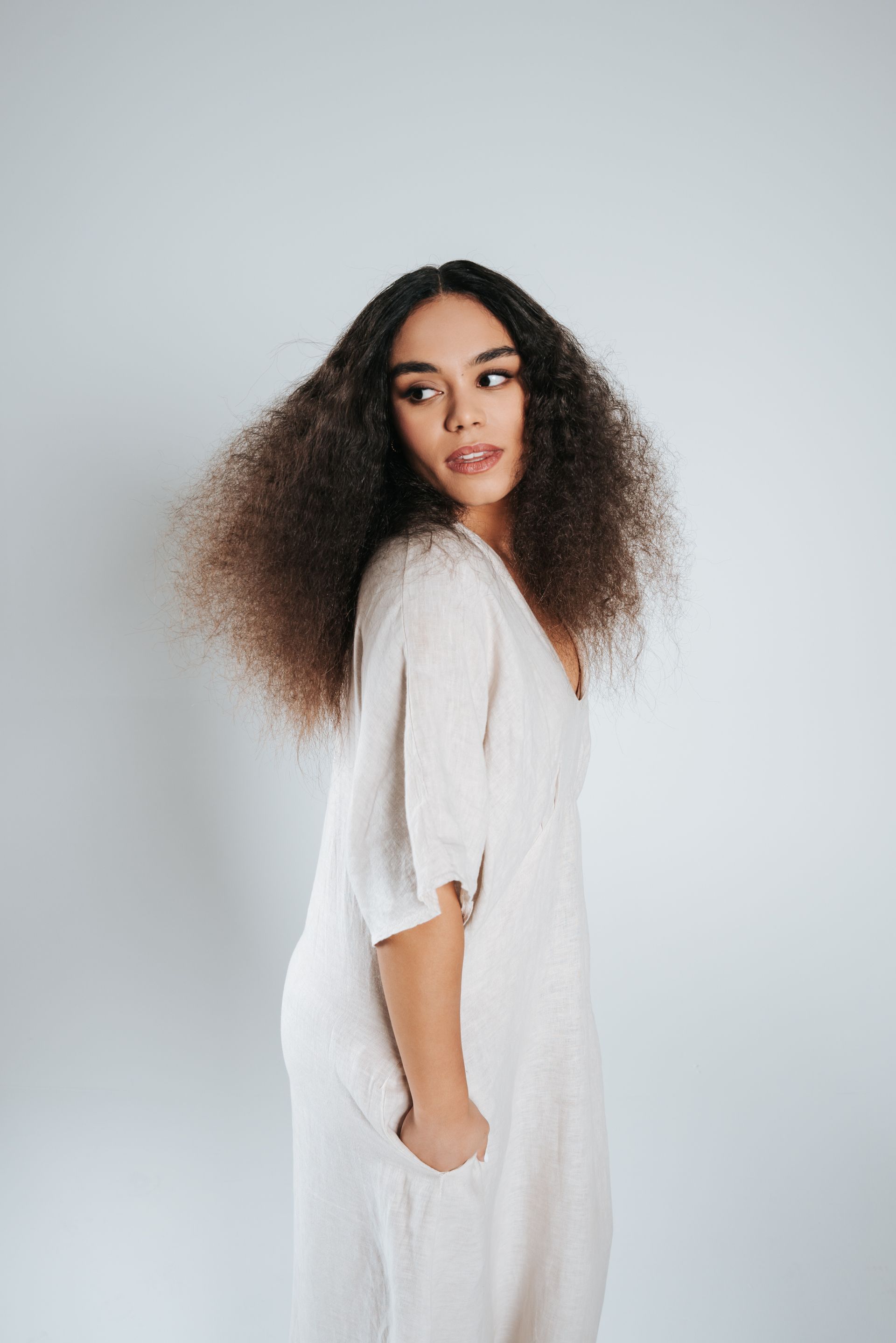 Model steht im Fotostudio und posiert für den Fotografen