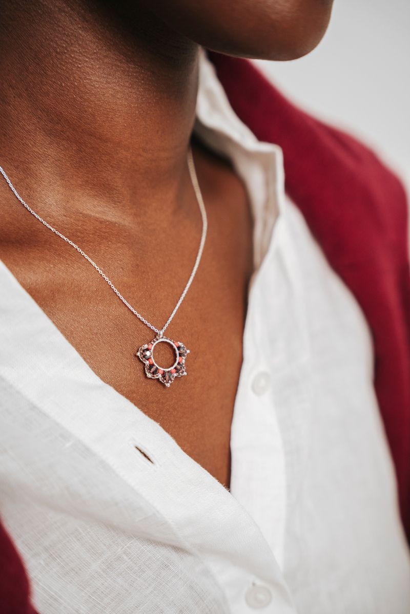 Eine Nahaufnahme einer Frau, die eine Halskette trägt