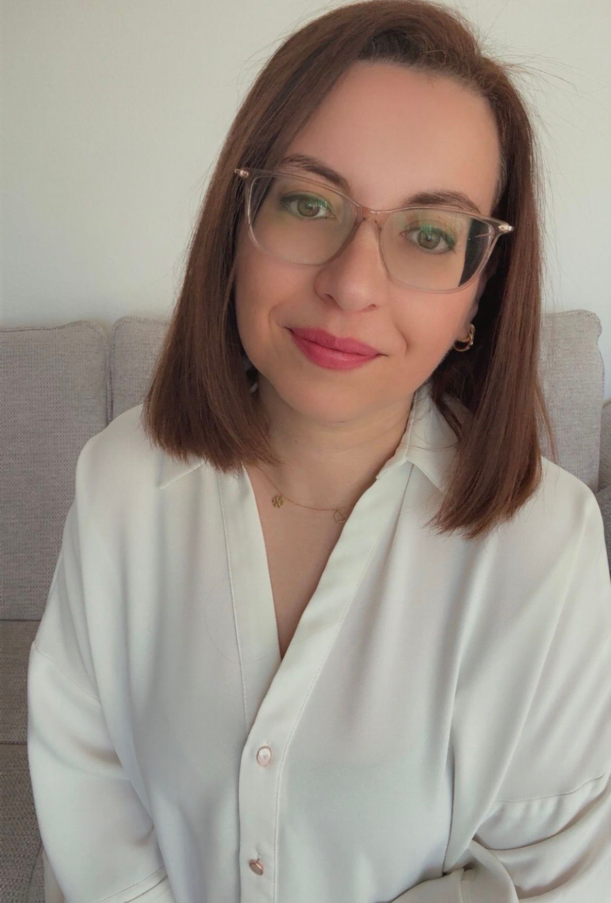 Dame mit Brille in heller Bluse