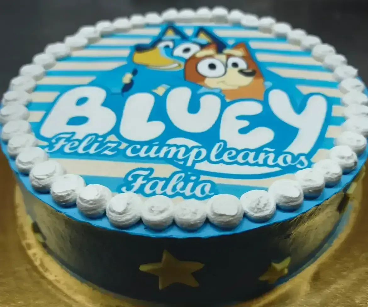Tarta de cumpleaños de Bluey con glaseado azul y el texto