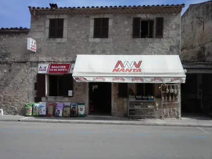 Edificio de piedra con letrero de tienda 